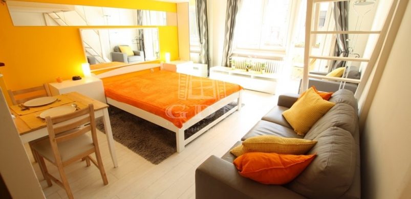 Ici-pici lakás erkéllyel eladó. 53 millióért