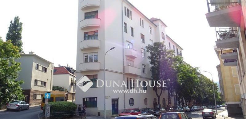 Lakás a csúcson: egy záró emeleti cukiság a Várfok utcában!