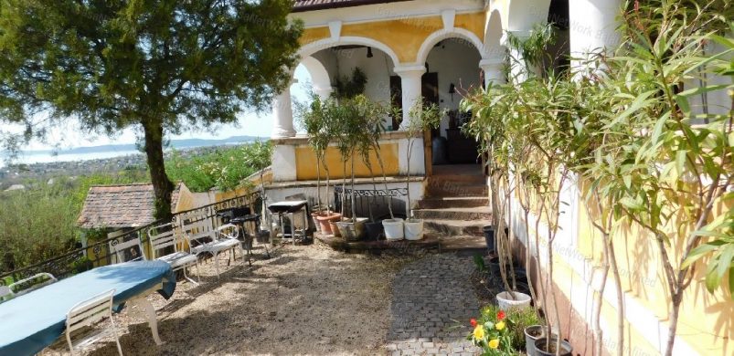 Egy lovagi kúriának mindig lehet szezonja: paloznaki kincs 299 millióért!