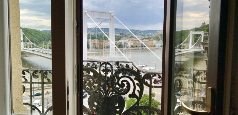 Ha érdekli, milyen lehet 197 nm-en lakni, kilátással a Március 15. térre…