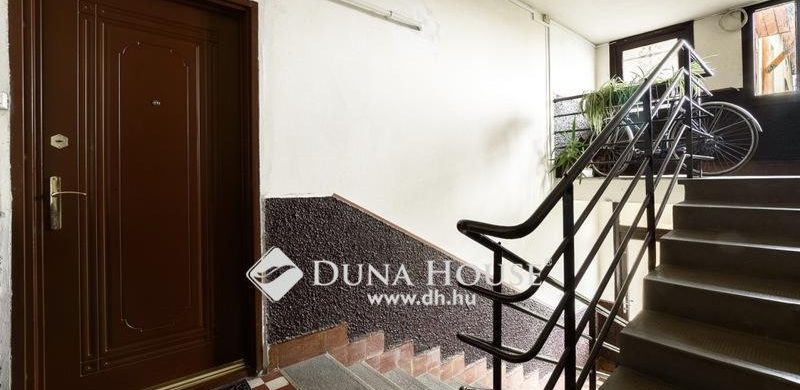 A lakás is szuper, de a lépcsőházba szerettünk bele igazán! Egy hegyvidéki otthon fotói