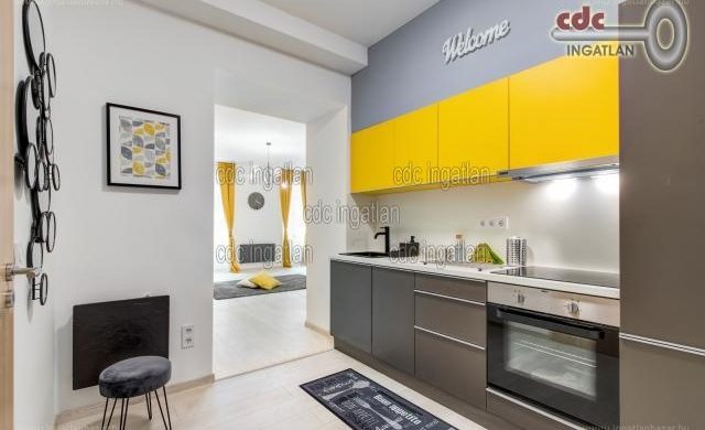 A hét színpárja: szürke és sárga. Na meg egy fullosan felújított lakás a Szinyeiben!