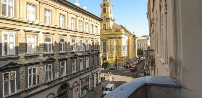 Kilátással a Teréz templomra: így fest egy havi 399 ezer forintos albérlet a Király utcában!
