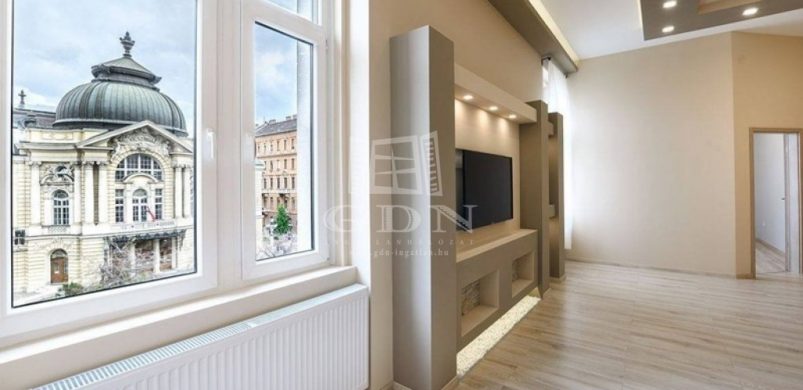 Színház az egész világ… Ebből a 169,9 milliós luxus lakásból nézve pláne!