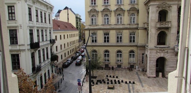 Kilátás az Egyetem térre, persze egy 350 milliós, csodás polgári lakásból…