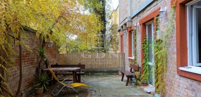 A hét ingatlana: giga privát kert is jár a megfizethető, szuper 29,9 milliós budai otthonhoz!