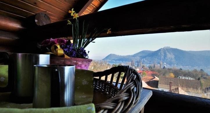 Hétvégi álom: egy nagymarosi tégla- és gerendaház egyben eladó!