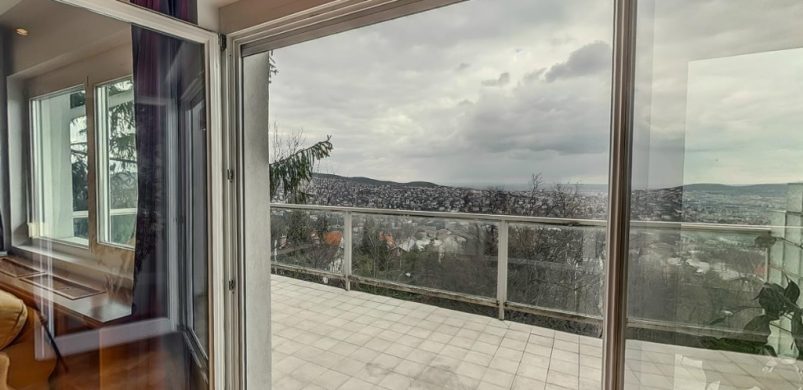 Innen szép a havazás: egy 139 milliós, belső három szintes lakás Istenhegyen!