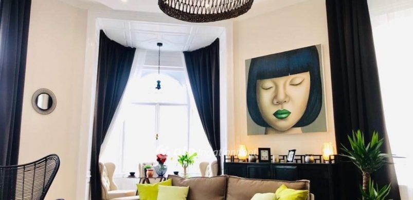 Íves sarok-reggeliző és vörös bársony(os) padlószőnyeg a fürdőben, a Terézvárosban