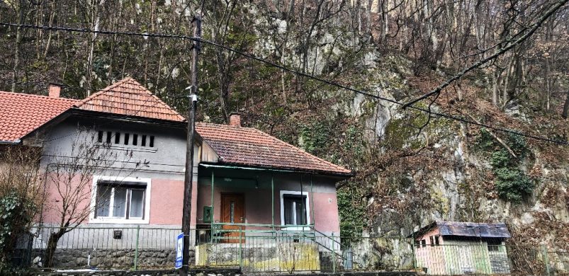 Egy kis romantika: 10,5 milliós házikó Lillafüreden, a palotaszálló és a Hámori tó mellett, saját barlanggal!