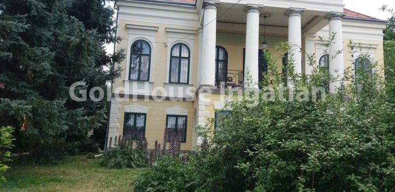 Főváros közeli luxus: fél milliárdos klasszicista villa eladó Budakeszin