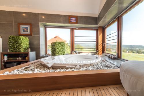 120 milliós finomság: kilátás a luxus fürdőszobából a Balatonra