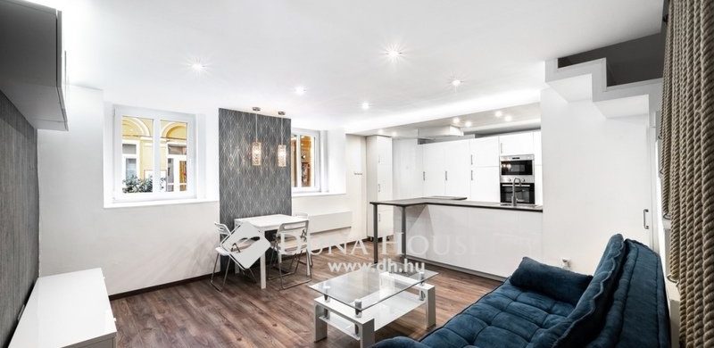 Félbevágva: ilyen egy, az 5 méteres belmagassága miatt belső kétszintessé varázsolt pesti lakás