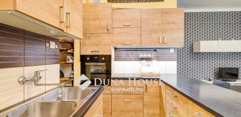 Le a falakkal! Az amerikai konyha divatja így menti a kis vagy sötét lakásokat!