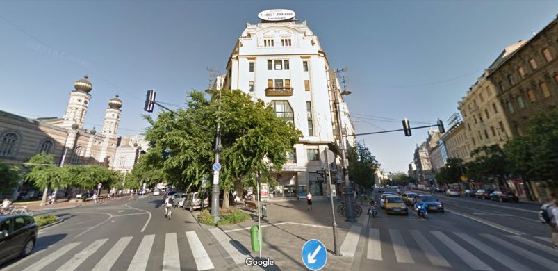 Elképesztő! Eladó egy panorámás lakás a Belvárosi Színház ikonikus épületének 3. emeletén!