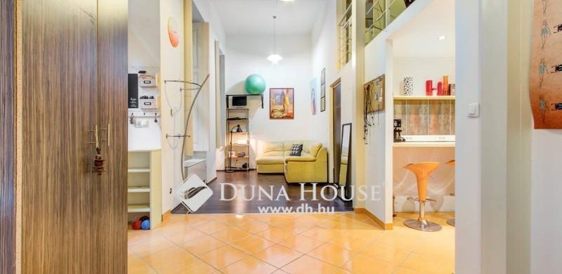 Iroda a fejünk felett? Egy rendhagyó kialakítású, 39,9 milliós lakás a József körútról!