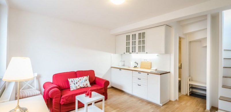 Sok fehér és egy leheletnyi málna-piros: egy belső kétszintes lakás a Palotanegyedből