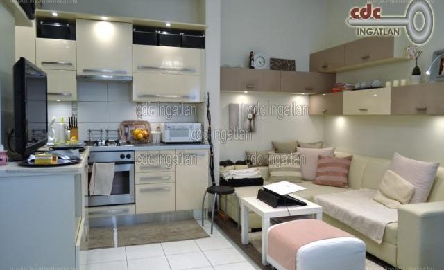 Ahol csak lehet, bontják a falakat: így lesz a sötét „lyukakból” élhető kislakás