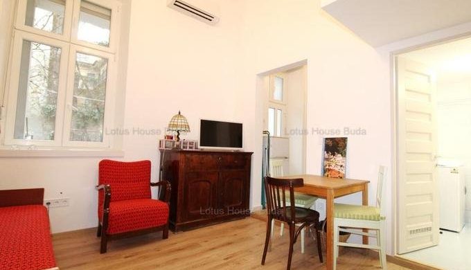 Modern felújítás, néhány régi bútor: az ellentétek izgalmas találkozása egy apró, budai lakásban!