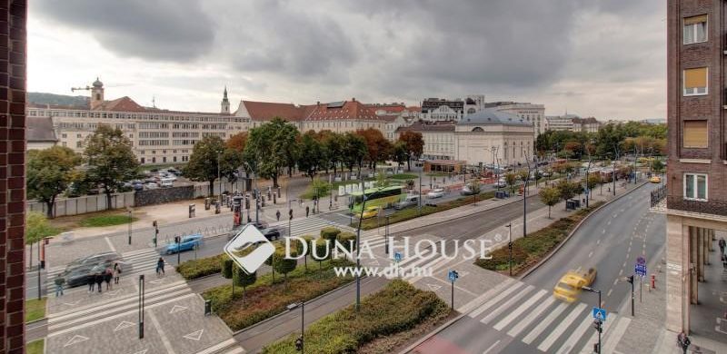 Na így néz ki egy 200 milliós otthon a Madách-házak egyikében!