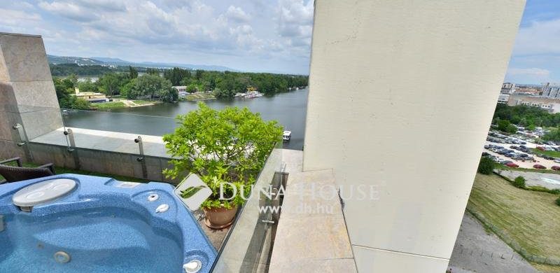 A hét ingatlana: kilátás a jacuzziból a Dunára!