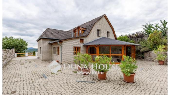 Tavaszi panoráma: olvadunk ettől a gigantikus, szentendrei háztól!