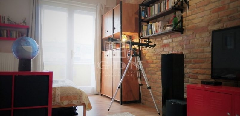 Nyers téglafal a valóságban: egy zöldmáli, eladó lakás jó példája