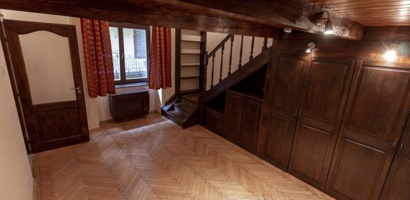 Mintha egy antik patikába lépnénk: egy 24,9 milliós lakás a Szabolcs utcában