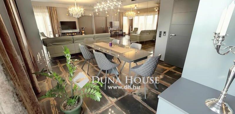 Ilyen burkolatot mi még nem láttunk! A modell: egy pesti „luxus okos otthon”!