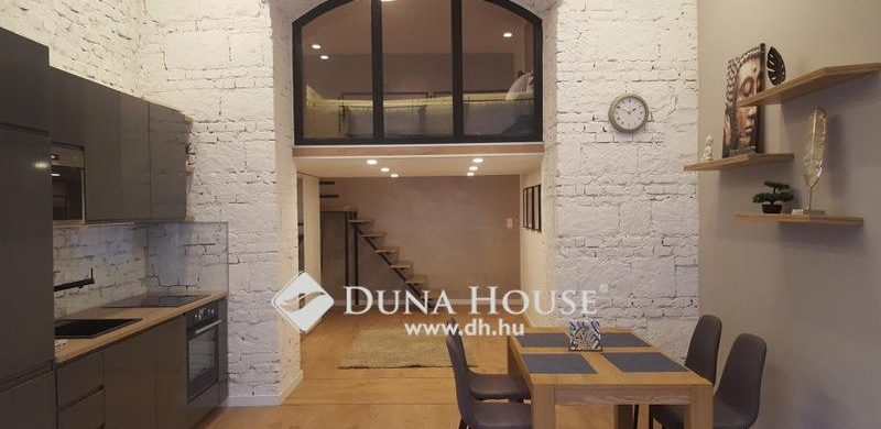 Meszelt, nyers téglafal és egy üveg ablakos galéria: egy 54 milliós, Izabella utcai lakás következik!