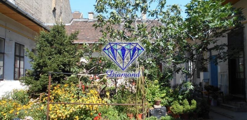 Vidéki porta hangulata a VI. kerület közepén: egy kiadó, aranyos kislakás 90 ezerért!