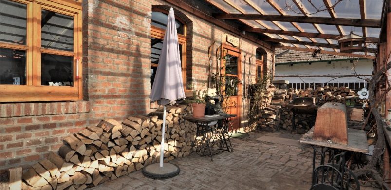 Panorámás, egyedi ház és egy munkahelynek alkalmas üzleti ingatlan 69,9 M-ért? Igen!