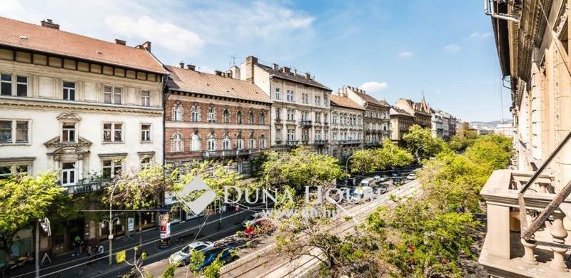 65 nm-nyi kényelem az Oktogonnál, gigantikus cserép kandallóval!