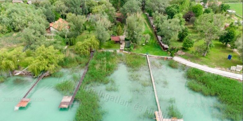 Ilyen még létezik? Közvetlen vízparti nyaraló hatalmas telekkel, Balatonkenesén!