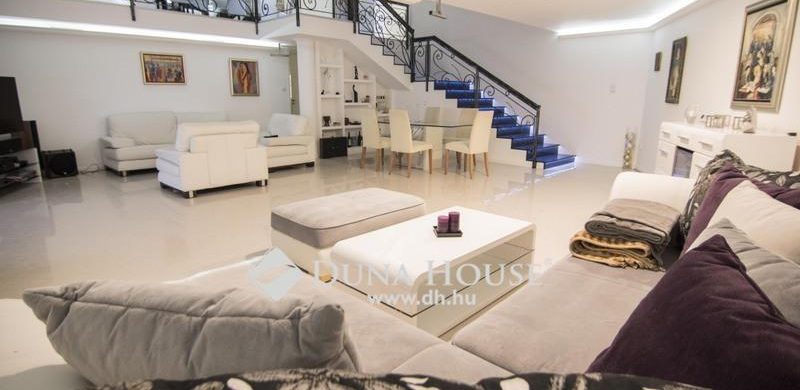 Egy eldugott, 189,9 milliós budai lakás, házimozi rendszerrel