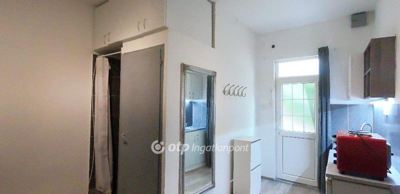 Nézzen be velünk egy 10 és egy 13 nm-es, eladó fővárosi lakásba!