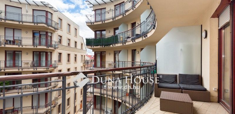 Nézzen be a Király udvar egyik eladó, 54,9 milliós lakásába!