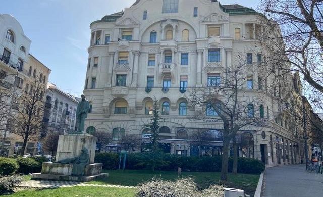 Élet a Hadik Kávéház felett, 35,9 millióért, nem csak művészeknek!