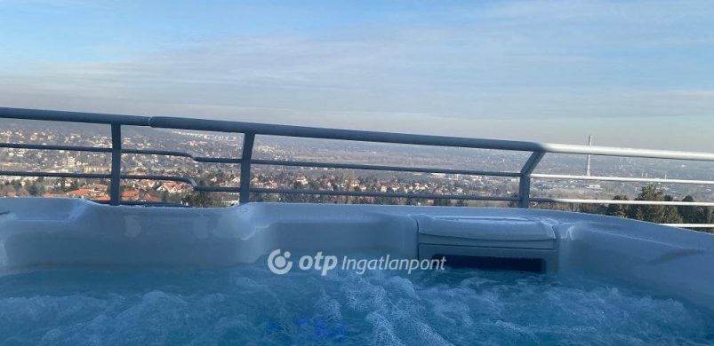Elvehetetlen panorámás jacuzzi: luxus Táborhegyen, 146 millióért!
