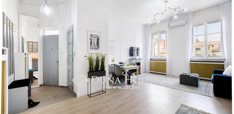 Lakás a Parlamenttől két sarokra, kellemes, giga kertre néző ablakokkal