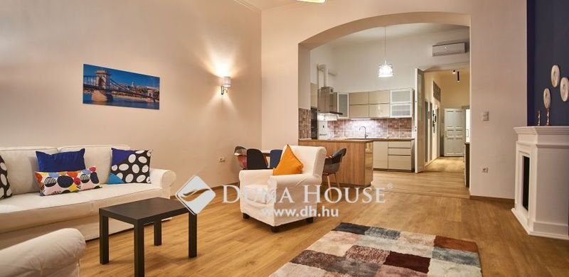 Tengerészkék fal részletek és persze egy gyönyörű, 89,9 milliós lakás