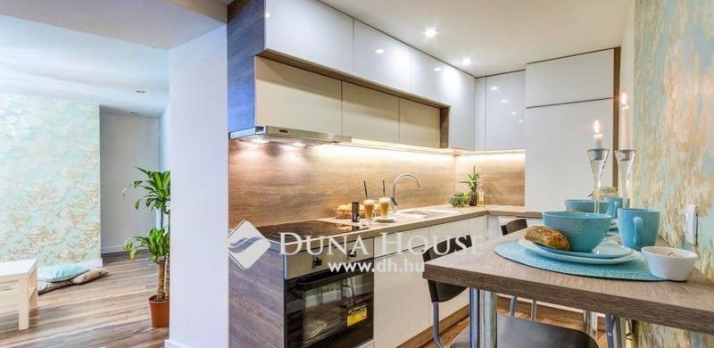 Korallzöld kislakás, fürdőn át elérhető, lichthófból kialakított terasszal