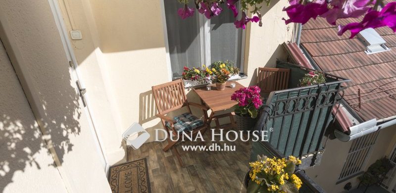 Ha a duplaerkély és a ciklámen szín a gyengéje, megtaláltuk a lakását!