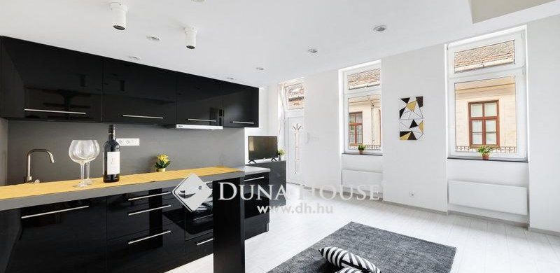 „Bulinegyedben felújított gyöngyszem eladó” – lakás a Kazinczyban, 36,9 millióért