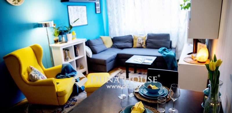 Tágas, színes, modern! Íme a kedvenc panellakásunk a III. kerületből!