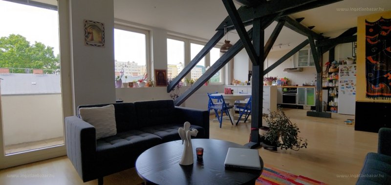 Nyitott gerendák, különleges hangulat Óbudán!