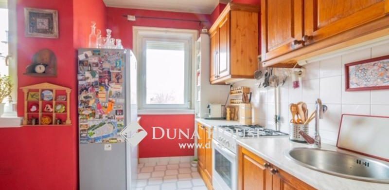 Fényár a Böszörményi úton és egy szőnyeggel borított lépcsőház