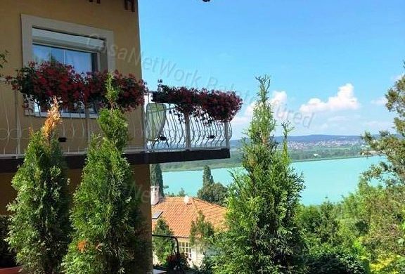 300 millióra lesz szüksgée, ha örökpanorámára és luxusra vágyik Tihanyban!