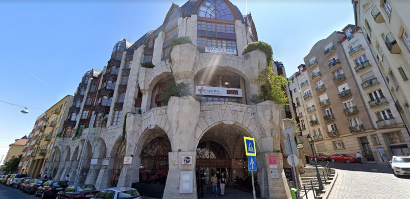 Lakjon a Hattyúházban, a magyar organikus építészet egyik kiemelkedő épületében