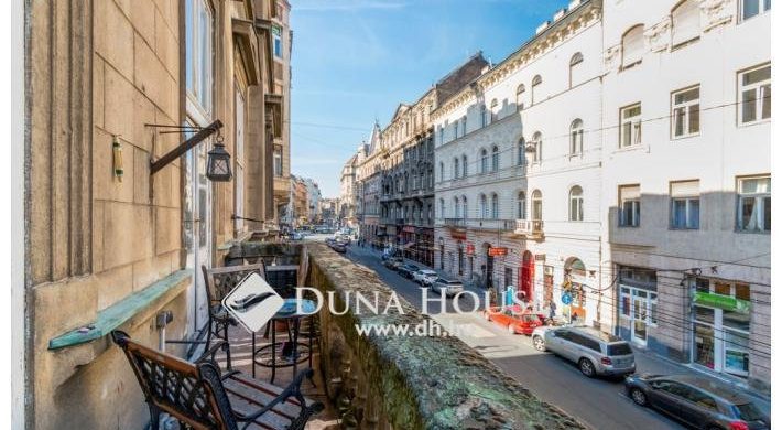 Freskók a plafonon, hatalmas erkély: mindez ráadásul a Király utcában!
